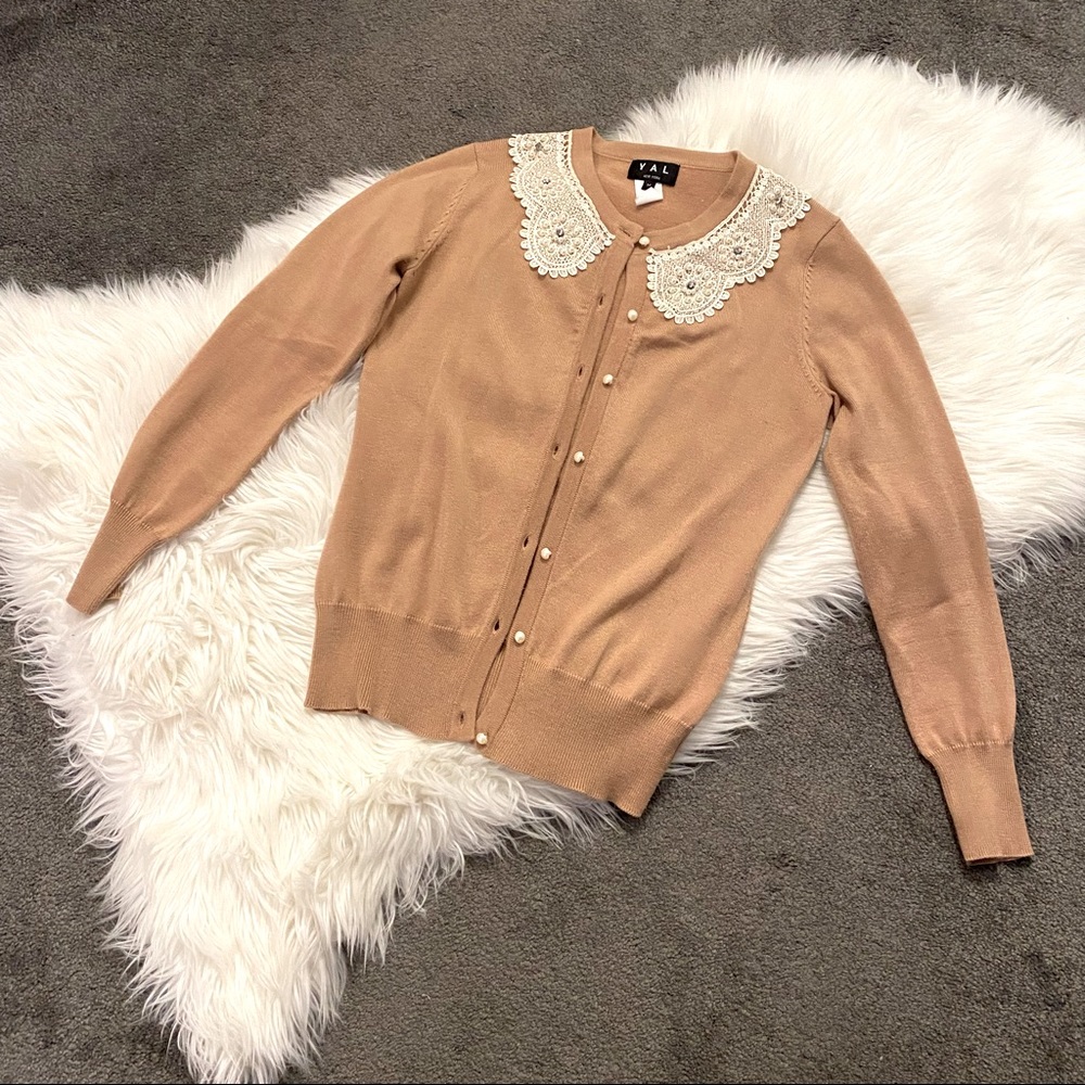 Peach cardigan with lace collar and pearl buttons - Picture 1 of 7